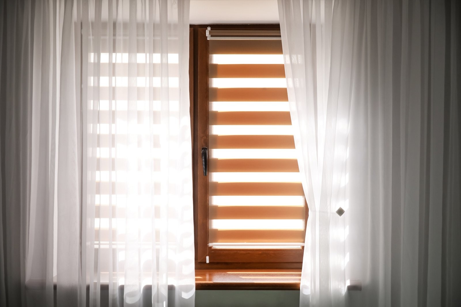 Blinds vs Curtains – Which is Best for Modern Living?